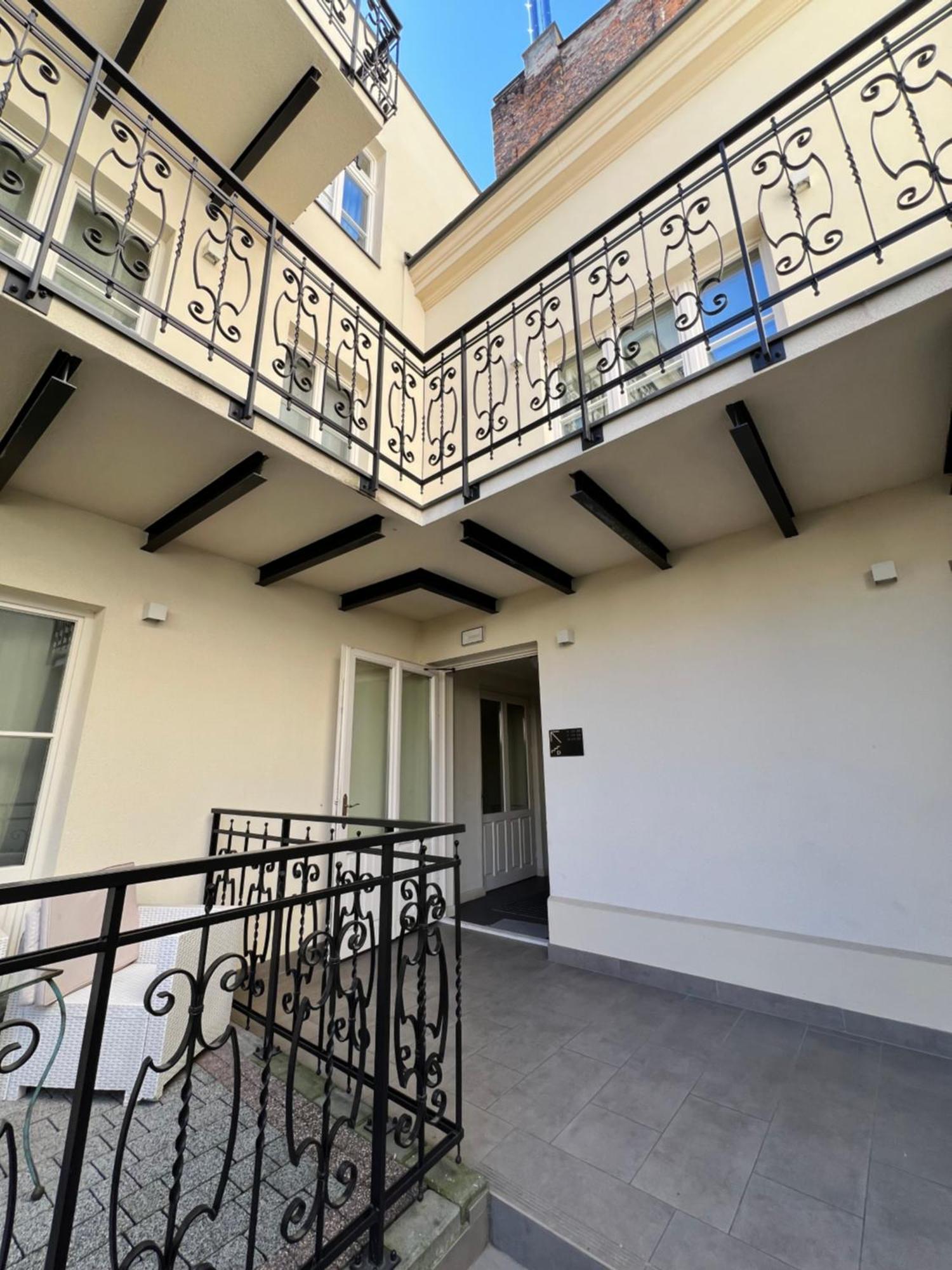 Atrium - Old Town Luxury Apartments - By Upstairs Krakkó Kültér fotó